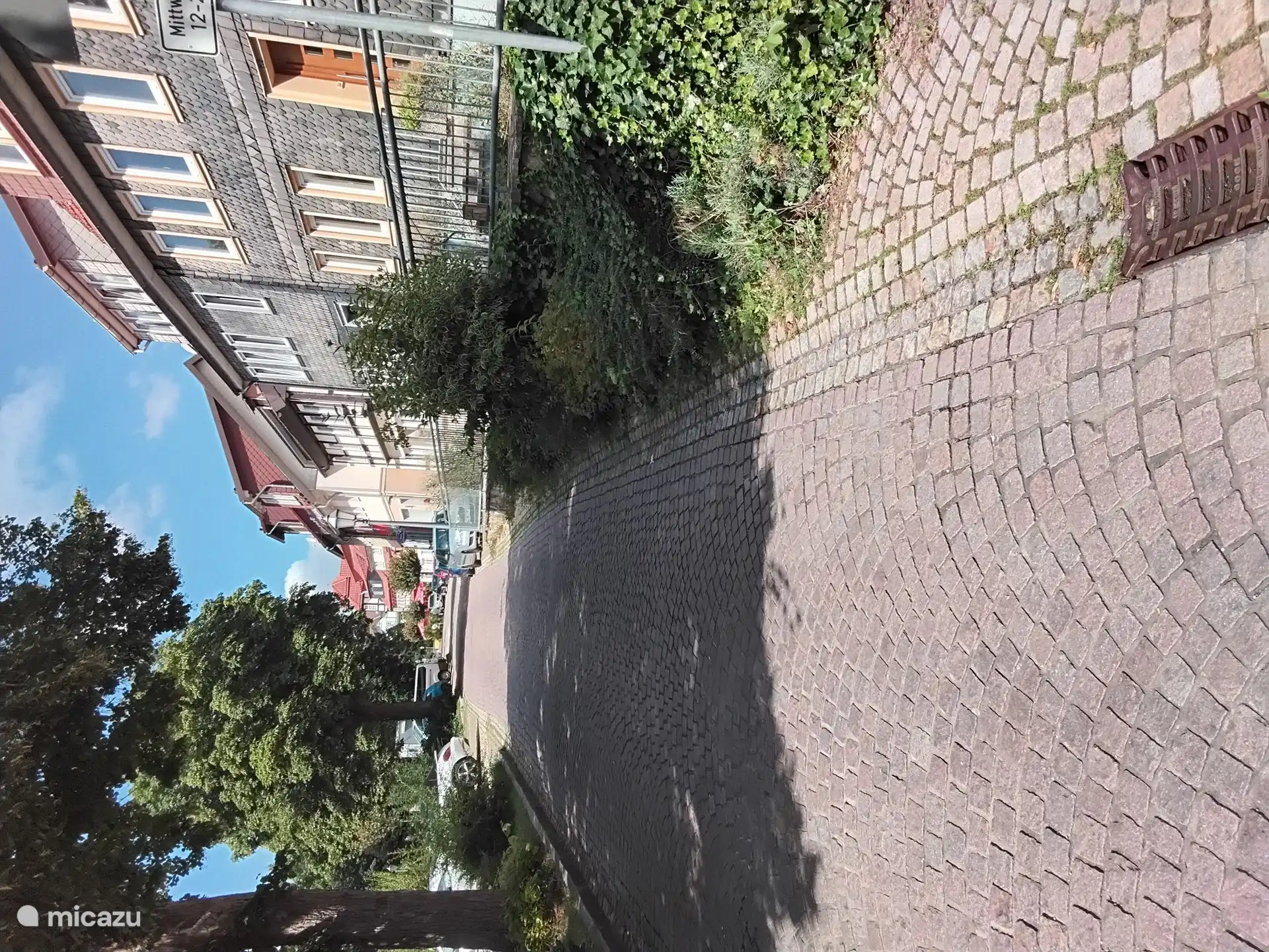 en el restaurante italiano Mama Mia de sombrillas rojas.