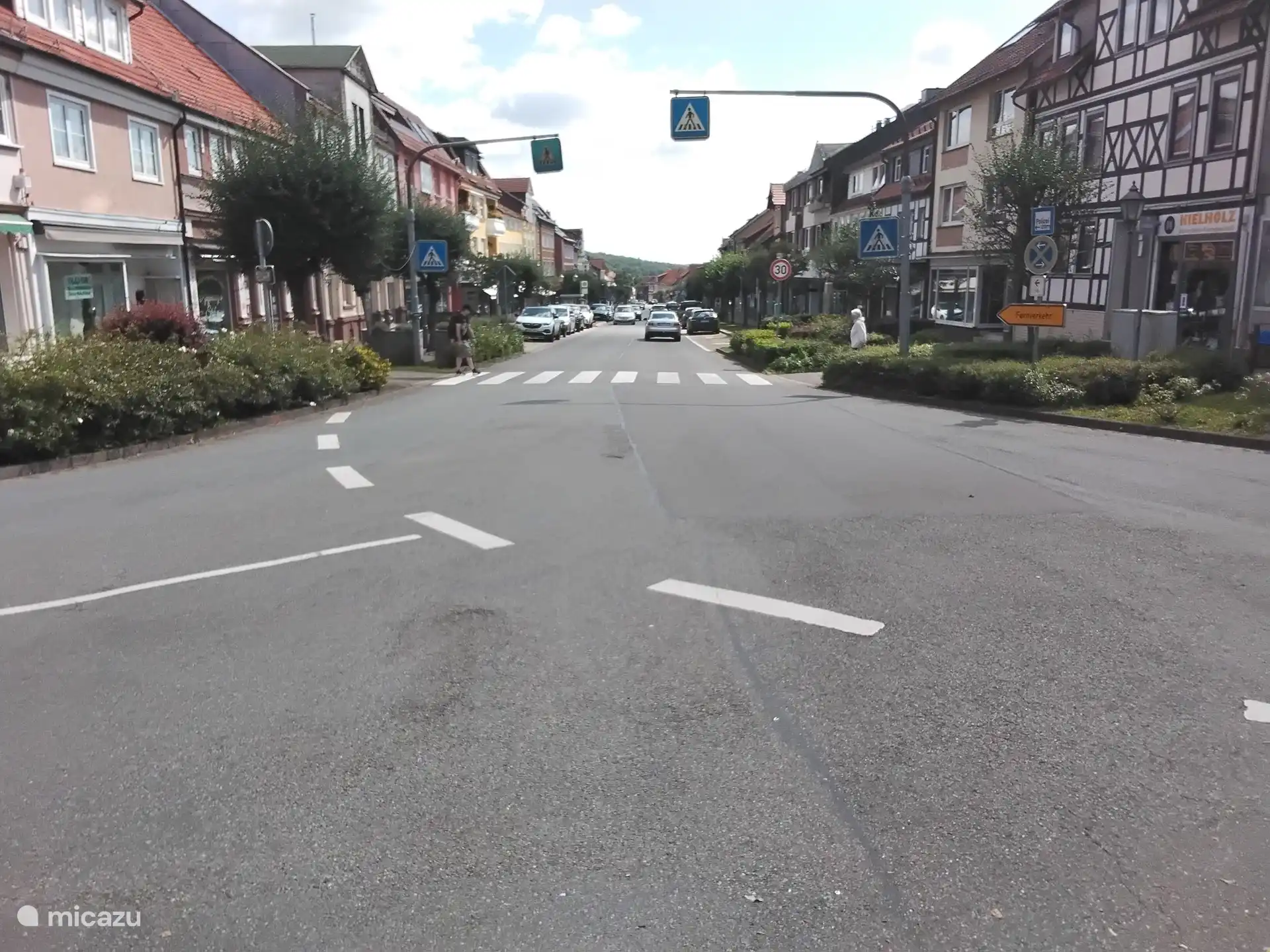 calle comercial en Bad Sachsa, con muchas tiendas y restaurantes