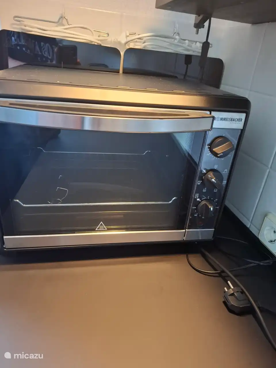 Ein Backofen ist auf Anfrage erhältlich. Es fallen keine zusätzlichen Kosten an. Dies ist im Raum nicht Standard, um Platz auf der Arbeitsplatte zu sparen.