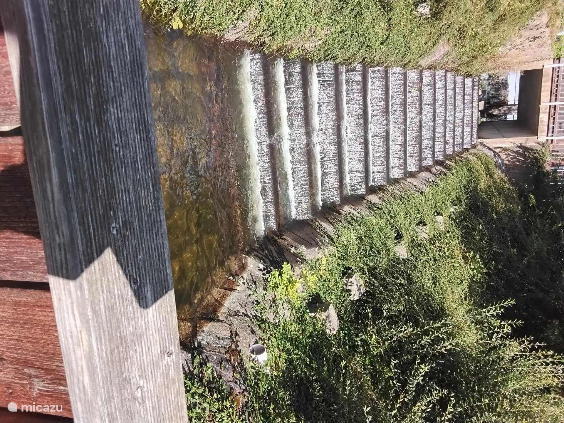Staumauer mit über lauf
Schmelz- und Regenwasser werden in einem kleinen See gesammelt und fließen durch diesen Überlauf ab