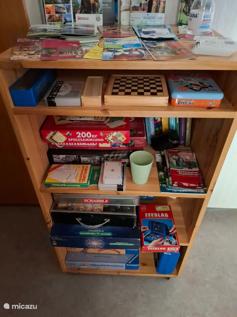 Gemeinschaftlicher Spielschrank im Flur