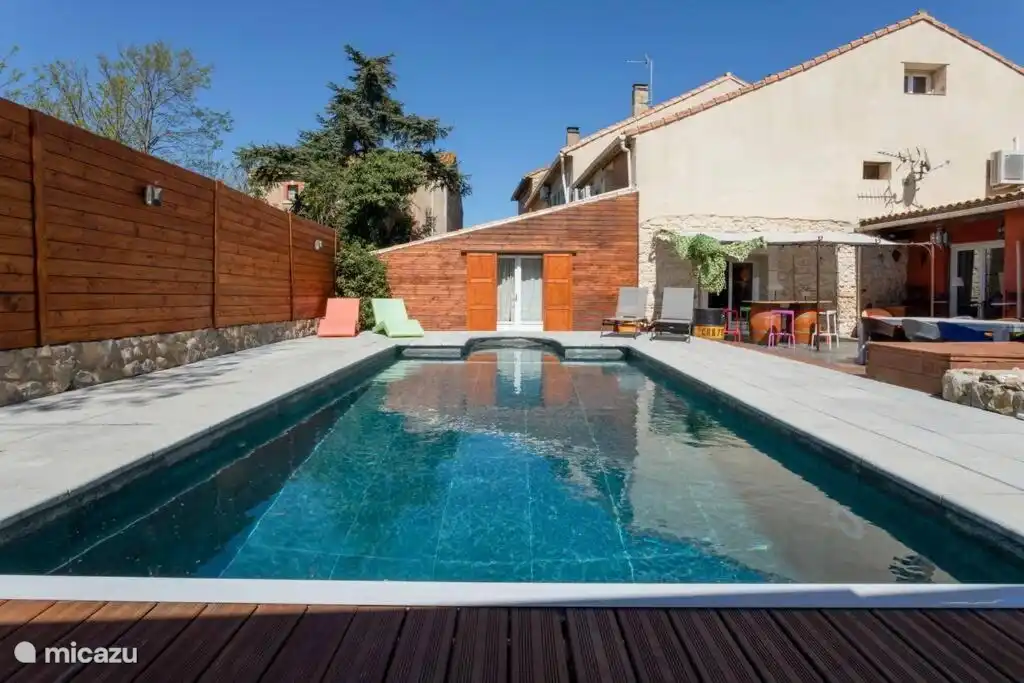 Ein sehr angenehmer Außenbereich mit einem wunderschönen Swimmingpool