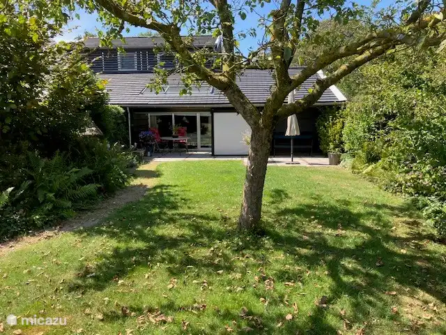 Location de Vacances Pays-Bas, Drenthe, Diever, maison de vacances - Appartement Hoeve a/d Zuurlanderes 1 Vue de l’appartement avec terrasse. Au moment de l’enregistrement, l’écran de la fenêtre du salon était baissé.