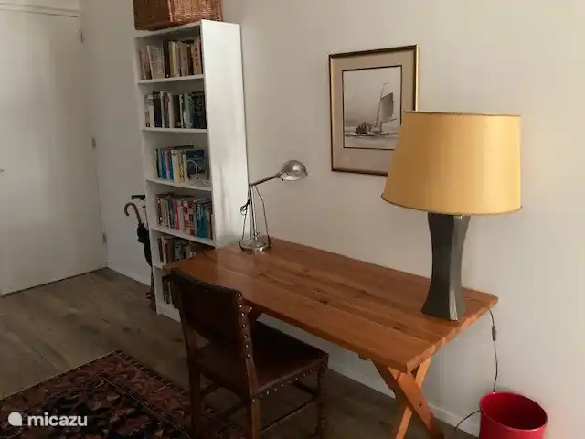 De vestibule met schrijftafel en boekenkast