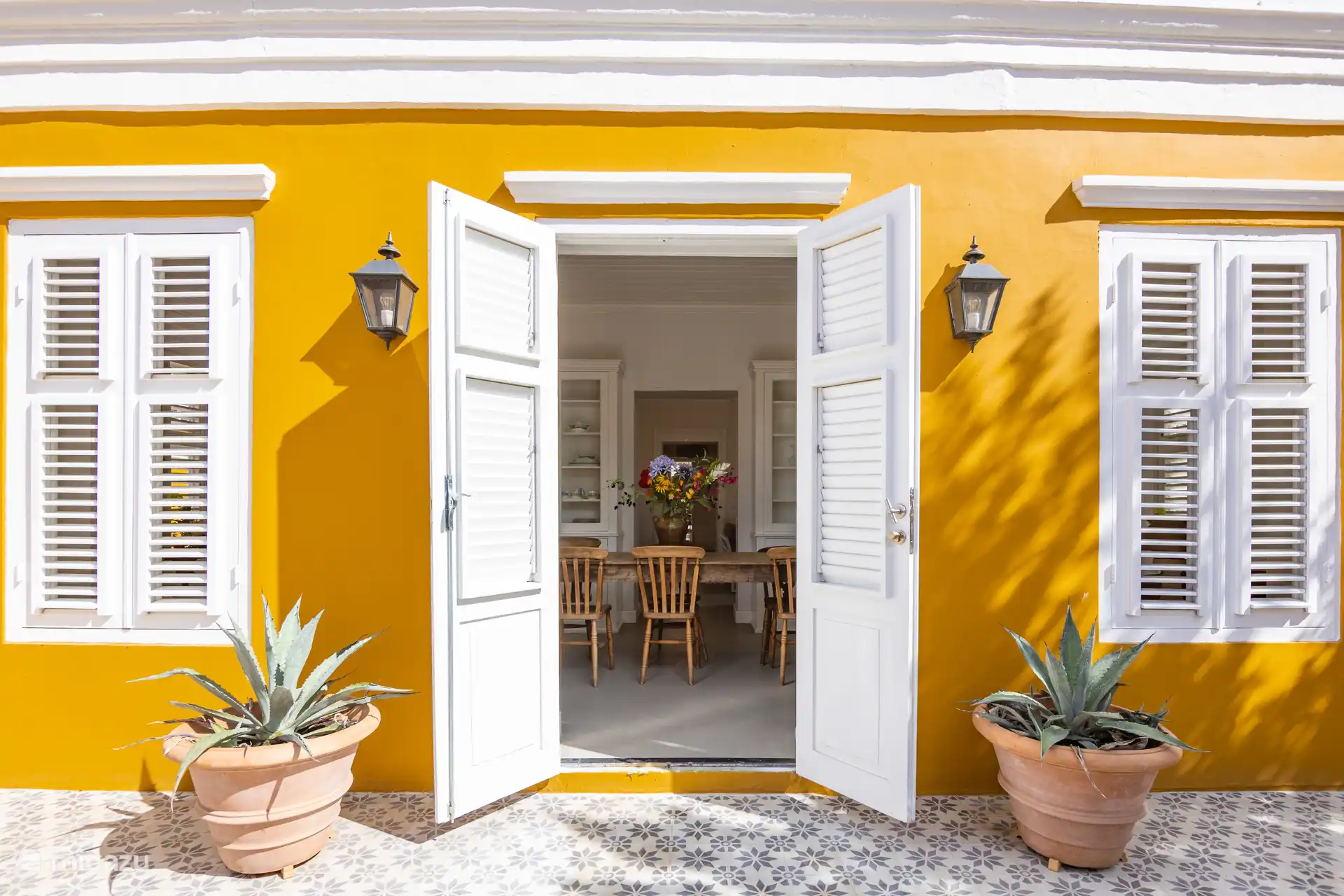 Monumentale stadsvilla - ingang voorzijde met zicht op eetkamer