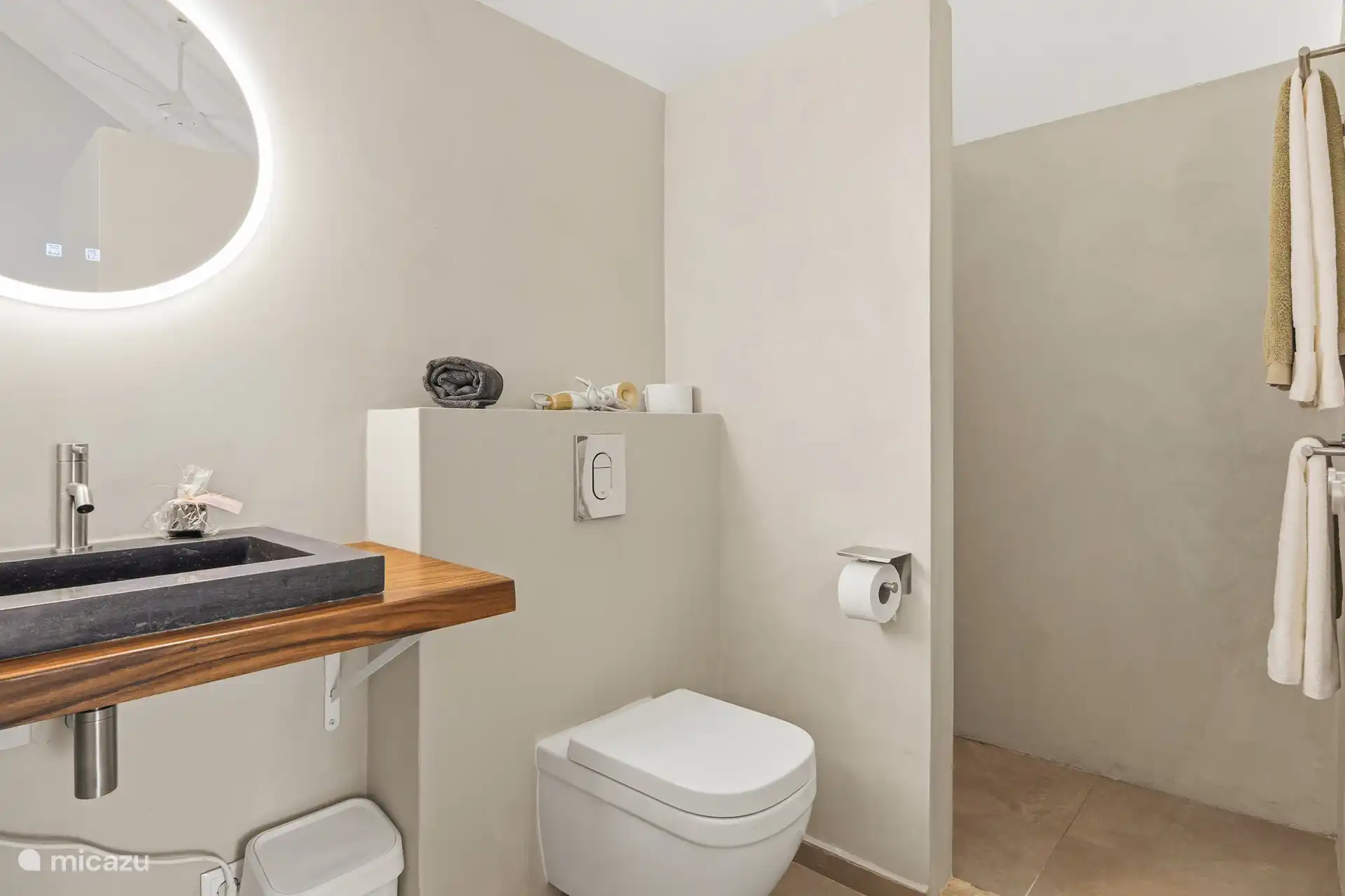 Villa Awa - slaapkamer 1 met badkamer ensuite