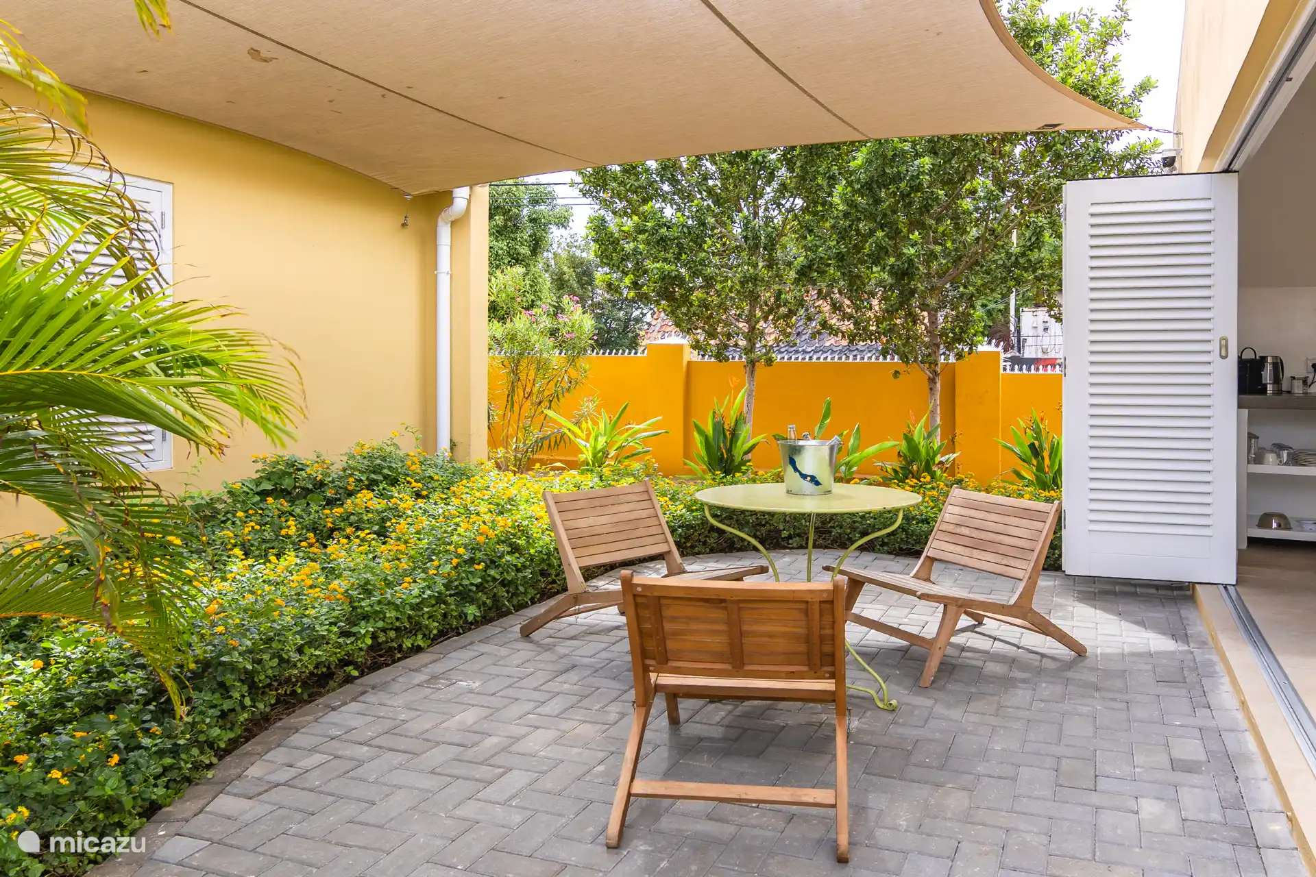 Villa Awa - terras met zitje