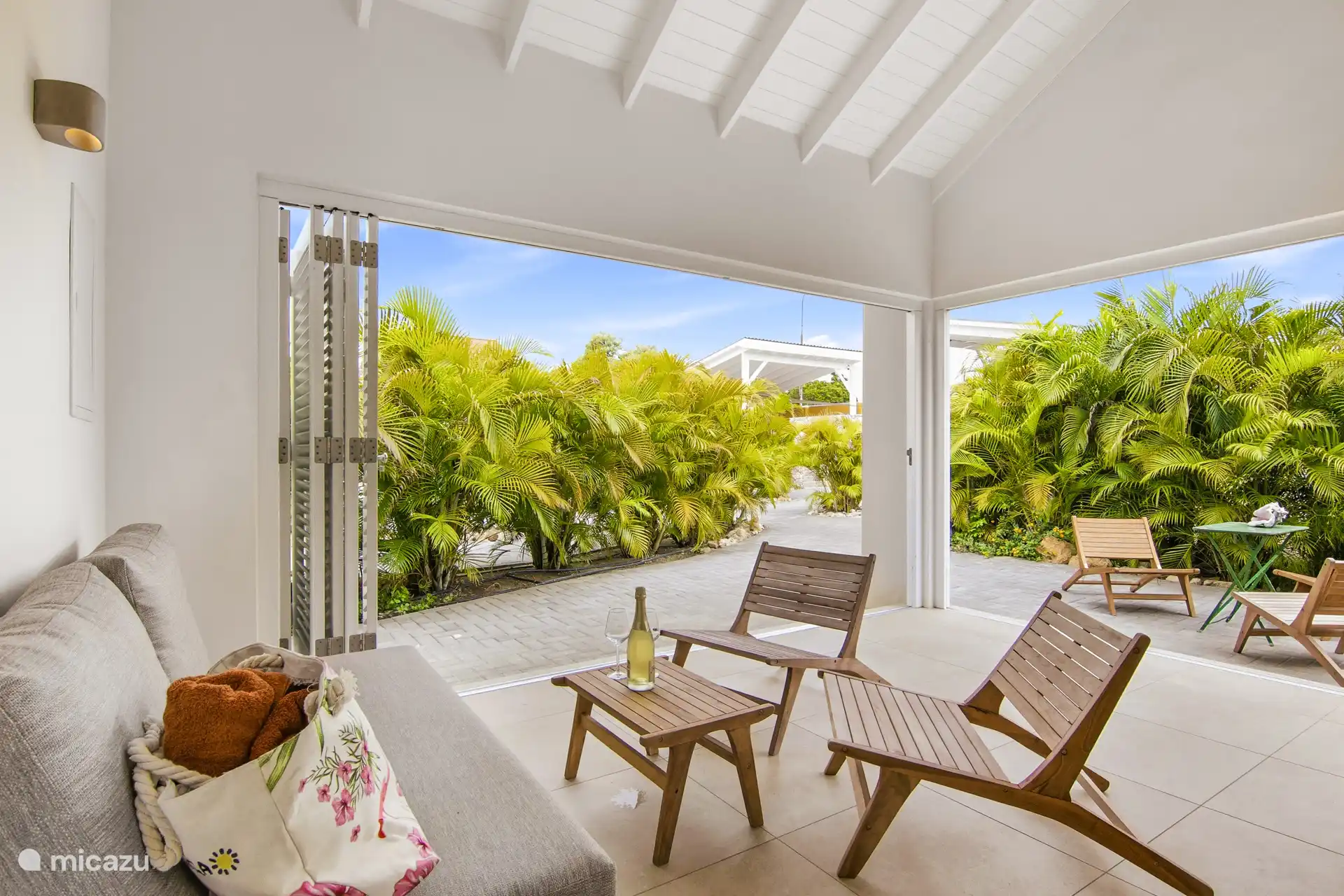 Villa Blenchi - zitgedeelte met tuinuitzicht