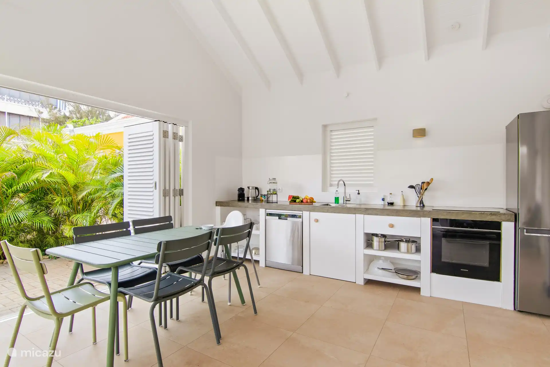 Villa Blenchi - keuken en eetgedeelte