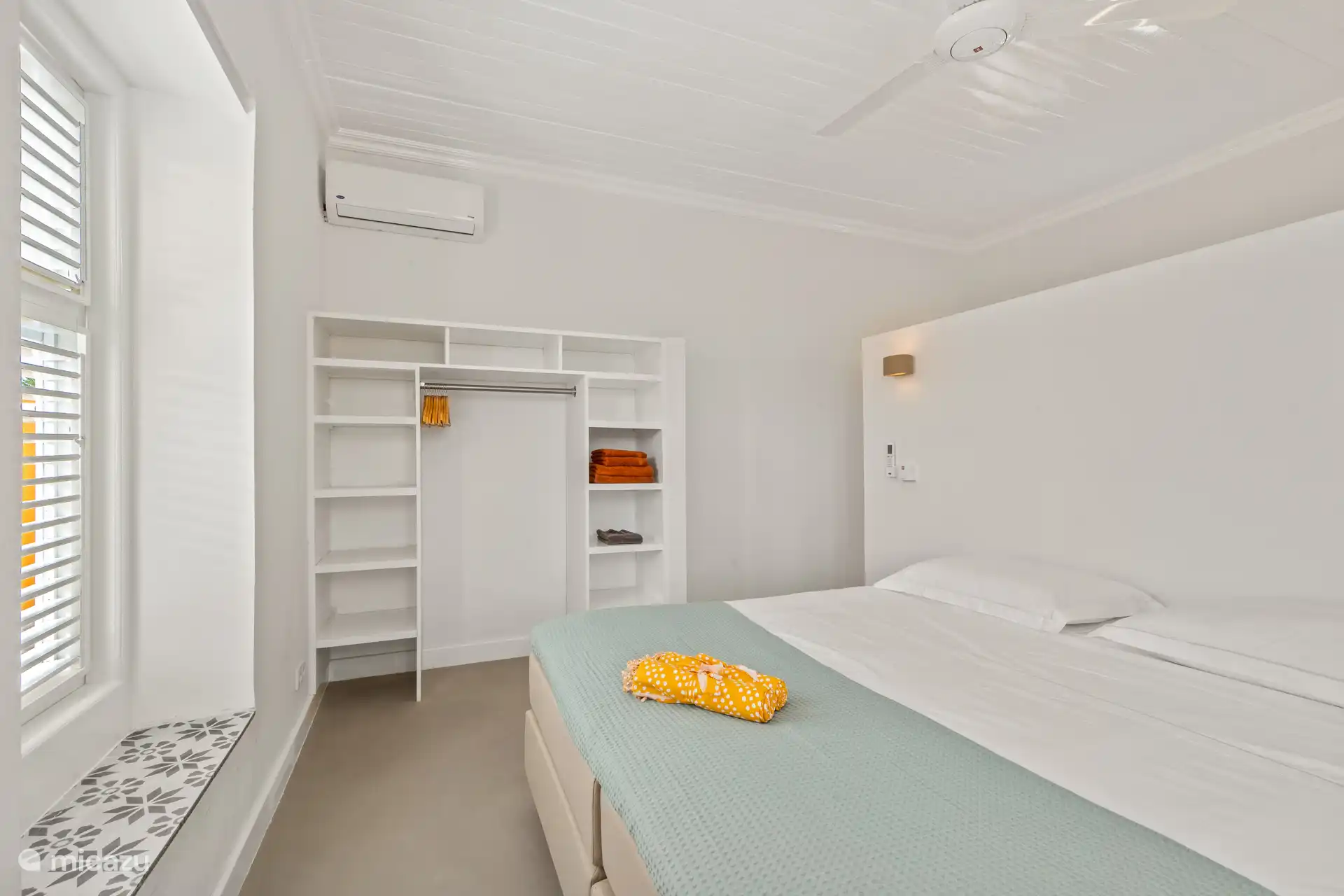 Bedroom with air conditioning and Eastborn box springs in double arrangement; Bright and quiet location