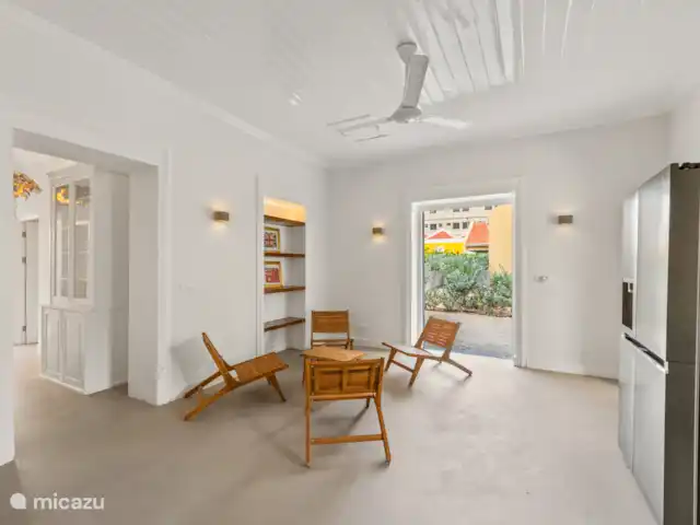Resort privé Curaçao pour les groupes | Curaçao, Curaçao-Centre, Willemstad - villa Cuisine lumineuse avec plan de travail moderne, coin salon élégant et portes-fenêtres donnant sur la terrasse latérale