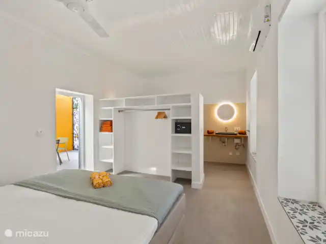 Resort privé Curaçao pour les groupes | Curaçao, Curaçao-Centre, Willemstad - villa Chambre élégamment meublée avec sommier tapissier de luxe, évier design et accès direct à une terrasse privée - une oasis de confort et de tranquillité