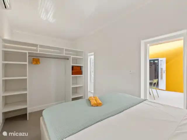 Resort privé Curaçao pour les groupes | Curaçao, Curaçao-Centre, Willemstad - villa Chambre élégamment meublée avec sommier tapissier de luxe et armoire et située sur le patio - une oasis de confort et de tranquillité