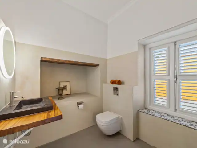 Resort privé Curaçao pour les groupes | Curaçao, Curaçao-Centre, Willemstad - villa Salle de bain monumentale avec lavabo en pierre naturelle et éléments authentiques de l’ancienne cuisine