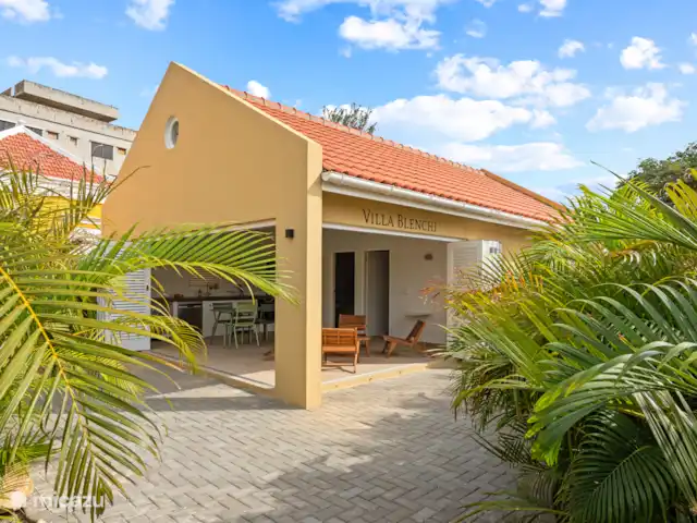 Resort privé Curaçao pour les groupes | Curaçao, Curaçao-Centre, Willemstad - villa Villa Blenchi avec volets pliants, cuisine ouverte et terrasses spacieuses bordées de verdure. L’intérieur et l’extérieur se fondent sans effort l’un dans l’autre - idéal pour une vie détendue à l’extérieur