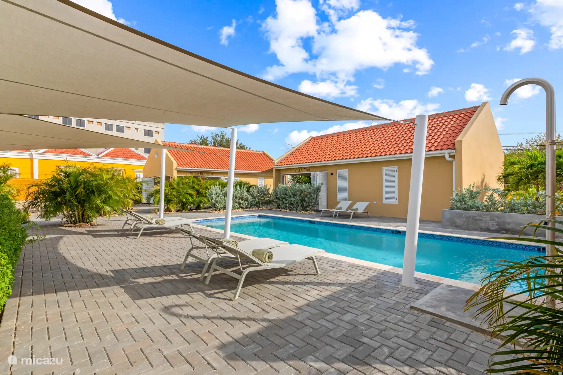 The spacious saltwater swimming pool of 10 by 4 meters forms the heart of Villa Grandi. Surrounded by a tropical garden and comfortable Fermob sunbeds, this is the perfect place to relax