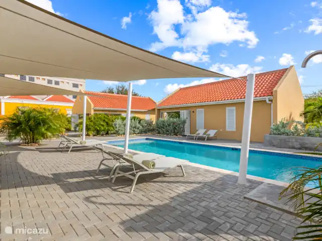 Resort privé Curaçao pour les groupes | Curaçao, Curaçao-Centre, Willemstad - villa La grande piscine d’eau salée de 10 mètres sur 4 forme le cœur de la Villa Grandi. Entouré d’un jardin tropical et de confortables transats Fermob, c’est l’endroit idéal pour se détendre