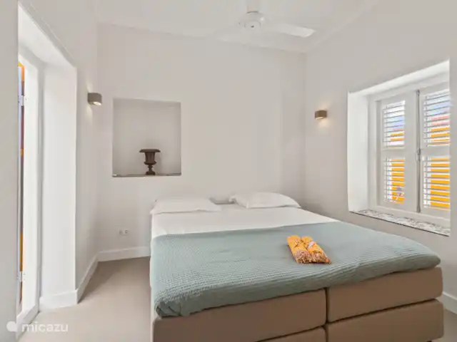 Resort privé Curaçao pour les groupes | Curaçao, Curaçao-Centre, Willemstad - villa Chambre élégamment meublée avec sommier tapissier de luxe et armoire et située sur le patio - une oasis de confort et de tranquillité