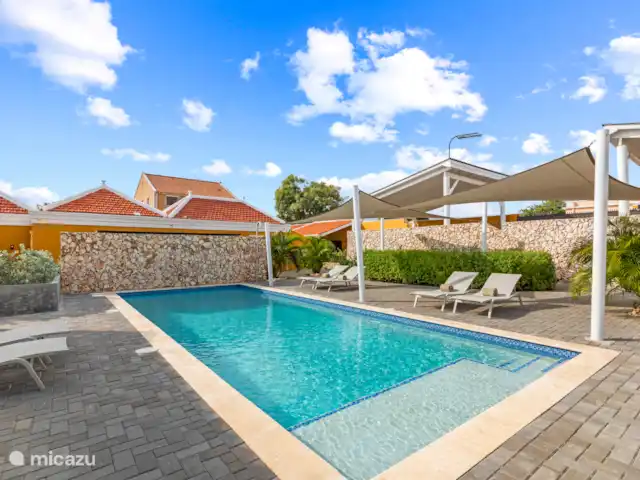 Resort privé Curaçao pour les groupes | Curaçao, Curaçao-Centre, Willemstad - villa La grande piscine d’eau salée de 10 mètres sur 4 forme le cœur de la Villa Grandi. Entouré d’un jardin tropical et de confortables transats Fermob, c’est l’endroit idéal pour se détendre
