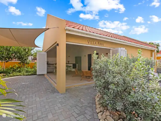 Resort privé Curaçao pour les groupes | Curaçao, Curaçao-Centre, Willemstad - villa Villa Awa avec volets pliants, cuisine ouverte et terrasse spacieuse avec toile de soleil. L’intérieur et l’extérieur se fondent sans effort l’un dans l’autre - idéal pour une vie détendue à l’extérieur