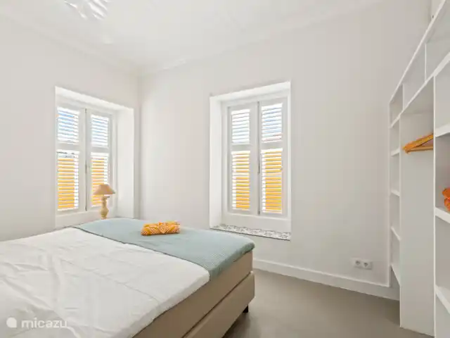 Resort privé Curaçao pour les groupes | Curaçao, Curaçao-Centre, Willemstad - villa Chambre lumineuse avec climatisation, placard ouvert et deux sommiers simples, réunis pour former un lit double confortable