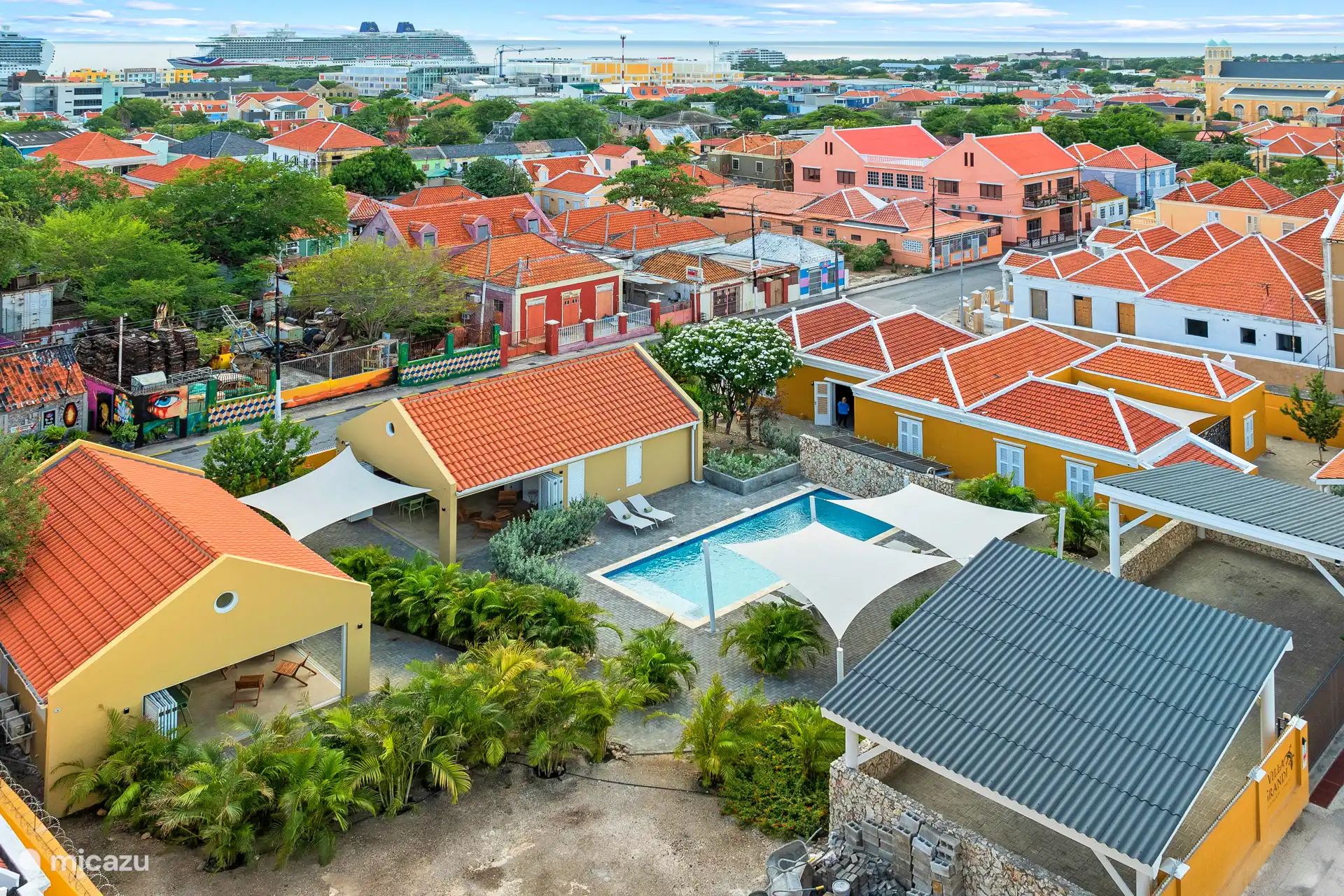 8 BR Estate with Pool in Otrobanda in Curaçao, Curacao-Middle, Willemstad - villa