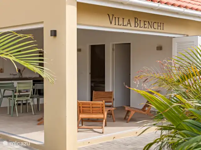 Resort privé Curaçao pour les groupes | Curaçao, Curaçao-Centre, Willemstad - villa Villa Blenchi avec volets pliants, cuisine ouverte et terrasses spacieuses bordées de verdure. L’intérieur et l’extérieur se fondent sans effort l’un dans l’autre - idéal pour une vie détendue à l’extérieur