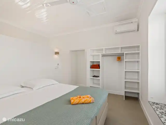Resort privé Curaçao pour les groupes | Curaçao, Curaçao-Centre, Willemstad - villa Chambre spacieuse avec climatisation, armoire intégrée et lits faits en coton égyptien