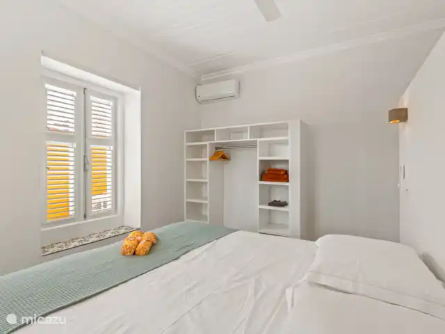 Resort privé Curaçao pour les groupes | Curaçao, Curaçao-Centre, Willemstad - villa Chambre confortable avec climatisation, ventilateur de plafond et grand placard de rangement - idéal pour deux