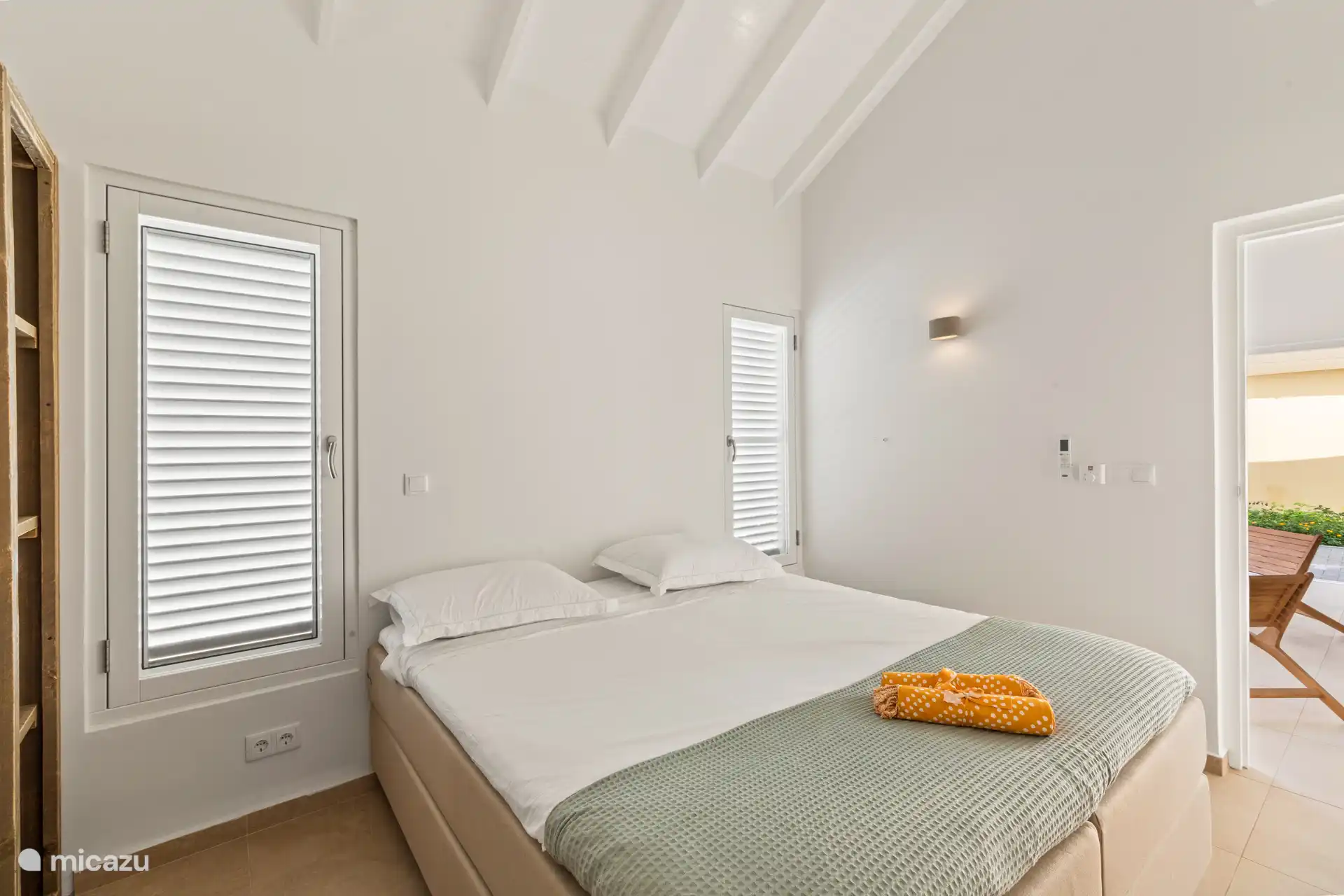 Bright bedroom with Eastborn box spring (2.10 m), air conditioning, ceiling fan and private bathroom. Made up with soft Egyptian cotton for a comfortable night's sleep