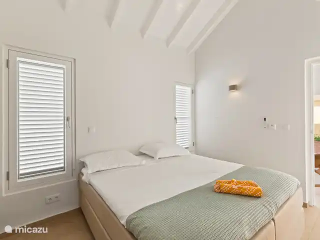 Resort privé Curaçao pour les groupes | Curaçao, Curaçao-Centre, Willemstad - villa Chambre lumineuse avec sommier tapissier Eastborn (2,10 m), climatisation, ventilateur de plafond et salle de bain privée. Confectionné en coton égyptien doux pour une nuit de sommeil confortable