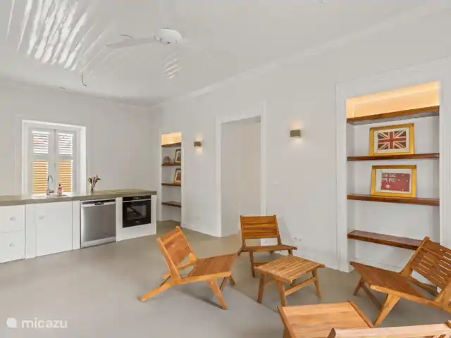 Resort privé Curaçao pour les groupes | Curaçao, Curaçao-Centre, Willemstad - villa Cuisine lumineuse avec plan de travail moderne, coin salon élégant et connexion ouverte à l’attrayant patio