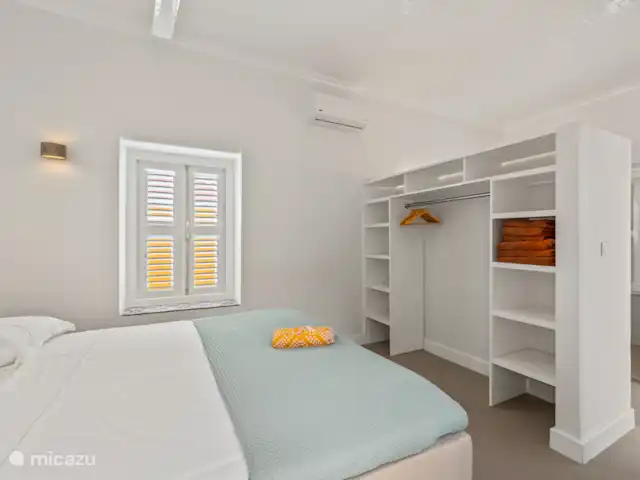 Resort privé Curaçao pour les groupes | Curaçao, Curaçao-Centre, Willemstad - villa Chambre élégamment meublée avec sommier tapissier de luxe et armoire et située sur le patio - une oasis de confort et de tranquillité