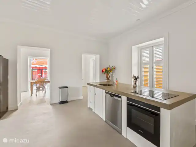 Resort privé Curaçao pour les groupes | Curaçao, Curaçao-Centre, Willemstad - villa Cuisine lumineuse avec plan de travail moderne, coin salon élégant et connexion ouverte à la salle à manger attrayante