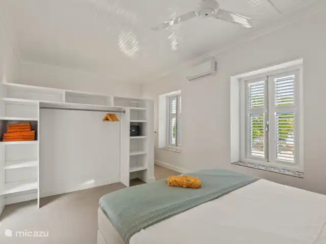 Resort privé Curaçao pour les groupes | Curaçao, Curaçao-Centre, Willemstad - villa Chambre élégamment meublée avec sommier tapissier de luxe, armoire, coffre-fort et vue sur le jardin - une oasis de confort et de tranquillité