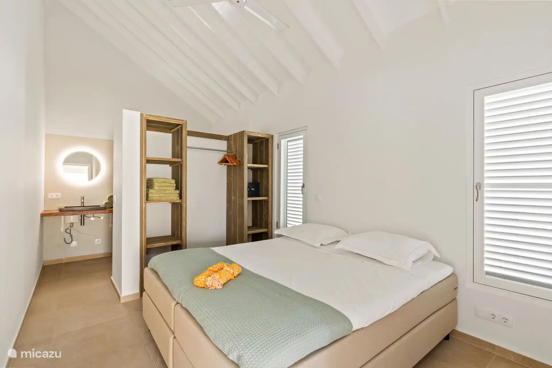 Bright bedroom with Eastborn box spring (2.10 m), wardrobe, safe, air conditioning, ceiling fan and private bathroom. Made up with soft Egyptian cotton for a comfortable night's sleep