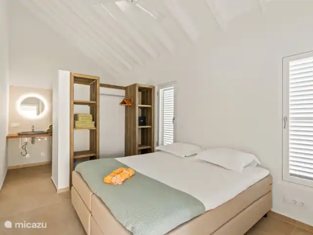 Resort privé Curaçao pour les groupes | Curaçao, Curaçao-Centre, Willemstad - villa Chambre lumineuse avec sommier tapissier Eastborn (2,10 m), armoire, coffre-fort, climatisation, ventilateur de plafond et salle de bain privée. Confectionné en coton égyptien doux pour une nuit de sommeil confortable