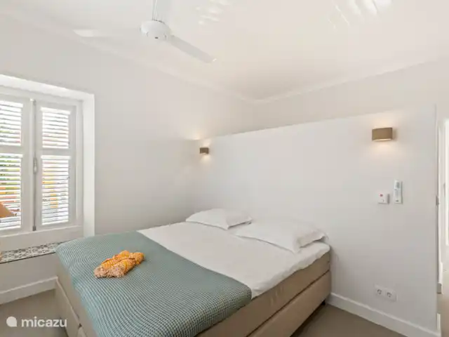 Resort privé Curaçao pour les groupes | Curaçao, Curaçao-Centre, Willemstad - villa Chambre lumineuse avec sommiers tapissiers Eastborn, climatisation et ventilateur de plafond - confort dans la paix et la simplicité