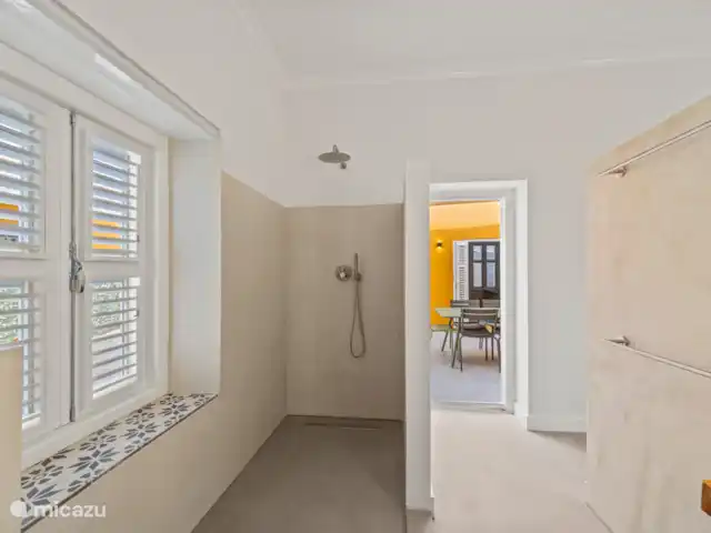 Resort privé Curaçao pour les groupes | Curaçao, Curaçao-Centre, Willemstad - villa Douche à effet pluie contemporaine dans l’ancienne cuisine, donnant sur le patio et préservant l’atmosphère historique