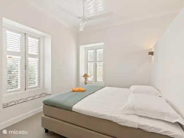 Resort privé Curaçao pour les groupes | Curaçao, Curaçao-Centre, Willemstad - villa Chambre attrayante avec sommiers tapissiers fusionnés et vue sur la verdure tropicale