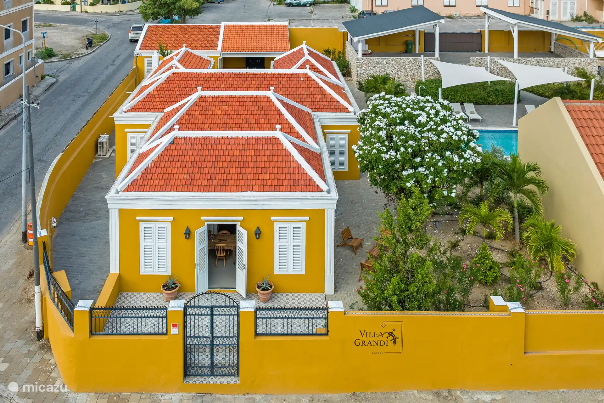 The monumental city villa of Villa Grandi offers authentic charm, stylish rooms and access to the tropical garden with saltwater pool