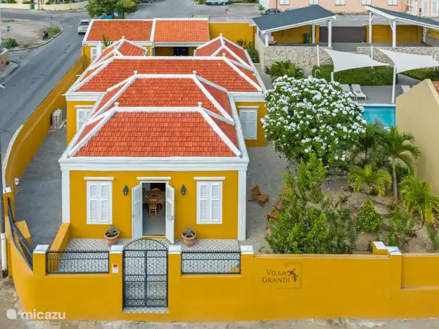 Resort privé Curaçao pour les groupes | Curaçao, Curaçao-Centre, Willemstad - villa La villa monumentale de la Villa Grandi offre un charme authentique, des chambres élégantes et un accès au jardin tropical avec piscine d’eau salée