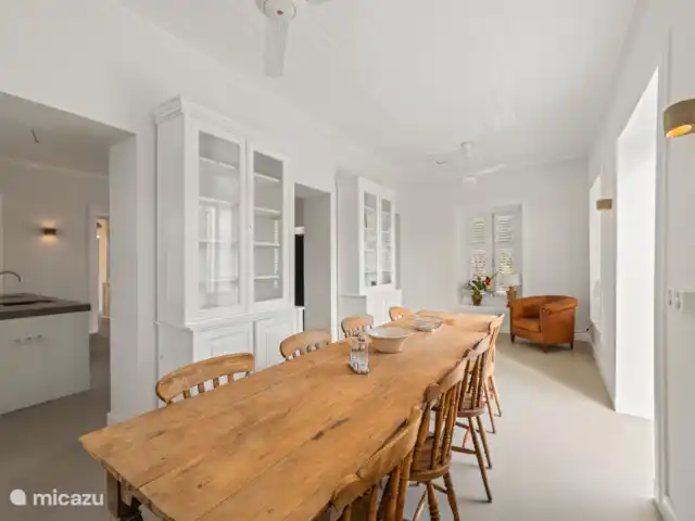 Resort privé Curaçao pour les groupes | Curaçao, Curaçao-Centre, Willemstad - villa Salle à manger authentique avec une élégante table en bois, de hauts plafonds et des volets caractéristiques - un cadre particulier pour un dîner d’ambiance
