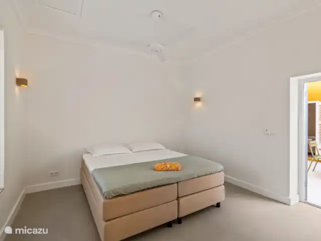Resort privé Curaçao pour les groupes | Curaçao, Curaçao-Centre, Willemstad - villa Chambre élégamment meublée avec sommier tapissier de luxe, armoire, coffre-fort et située sur le patio - une oasis de confort et de tranquillité