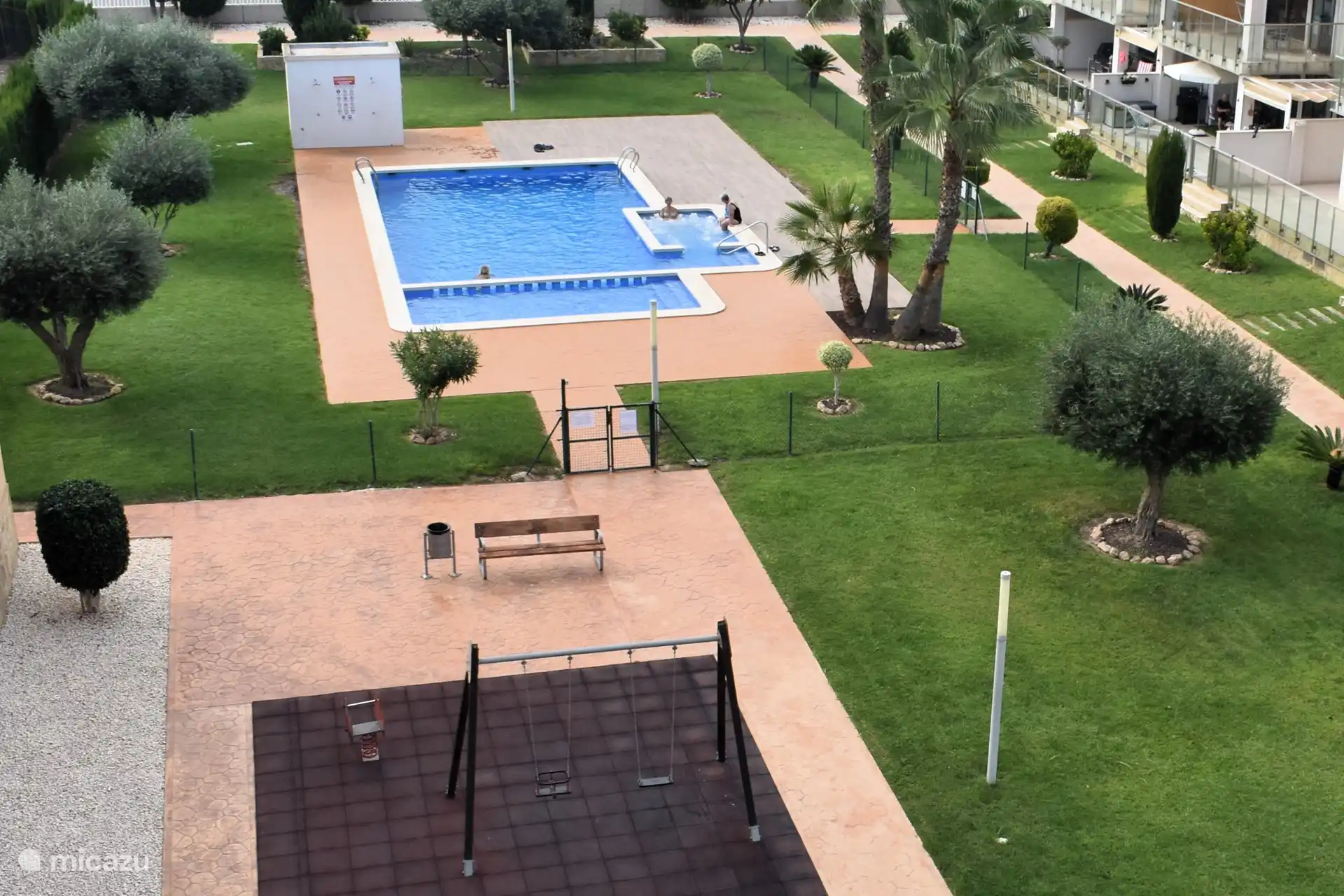 een van de 3 zwembaden met jacuzzi en kinderbad