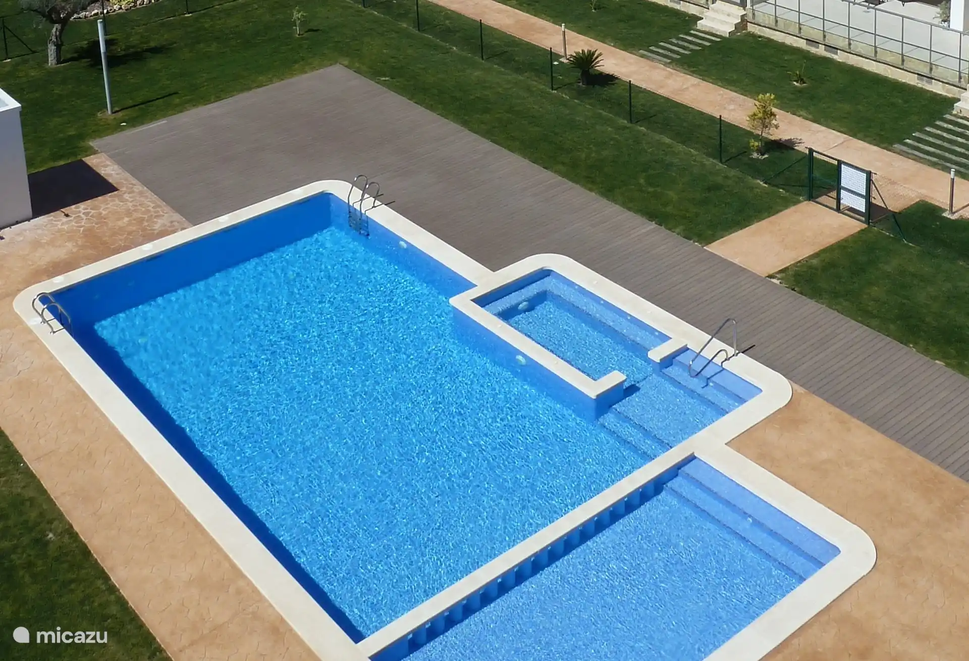 één van de 3 zwembaden met kinderbad en jacuzzi