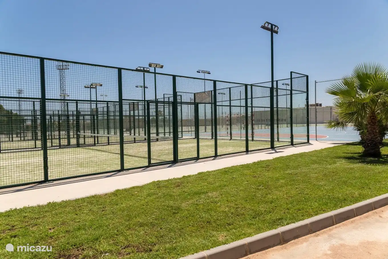 Gemeentelijk sportcentrum met tennis- en padel banen, op 1,5 km
