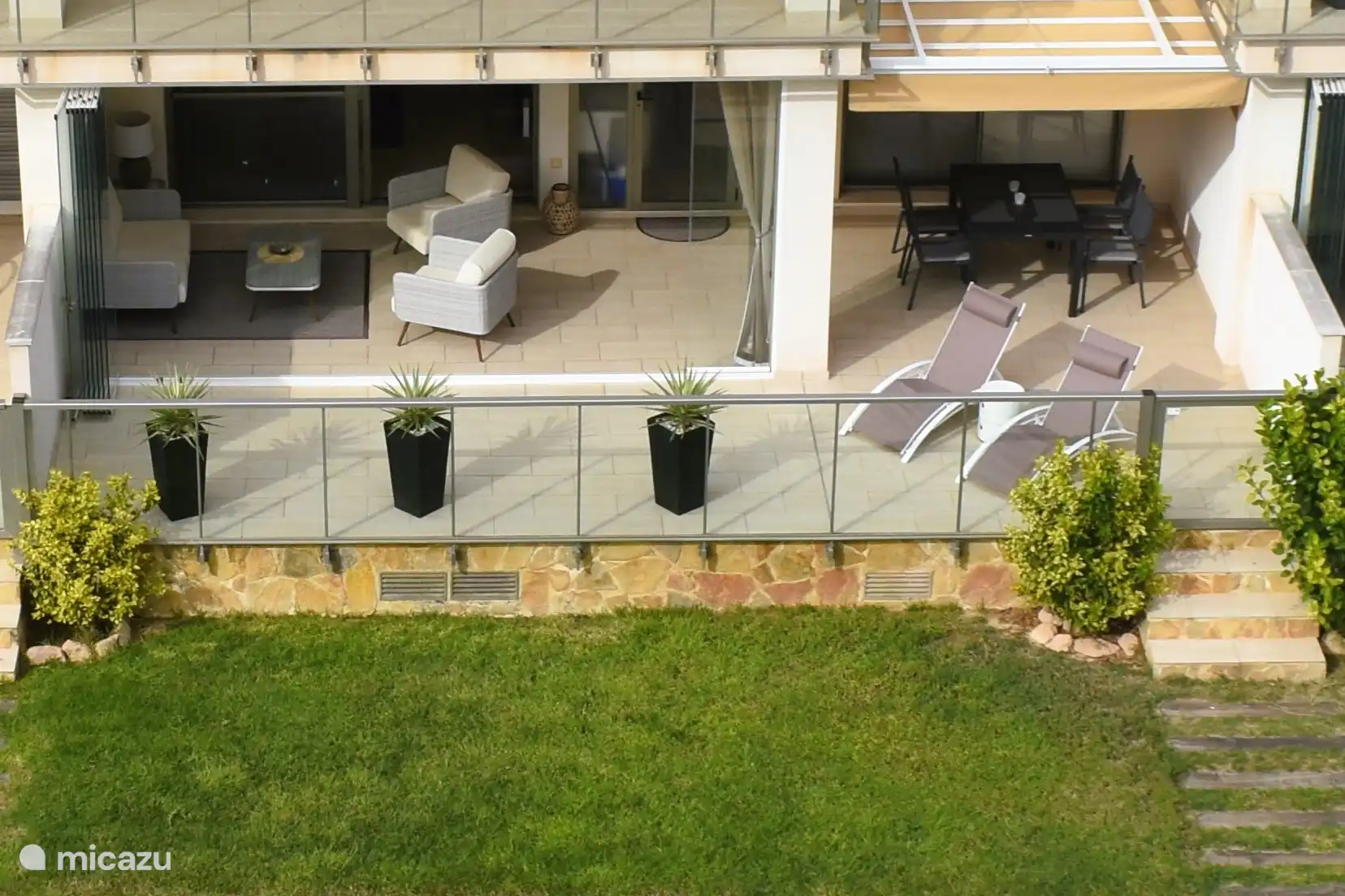 vooraanzicht  terras