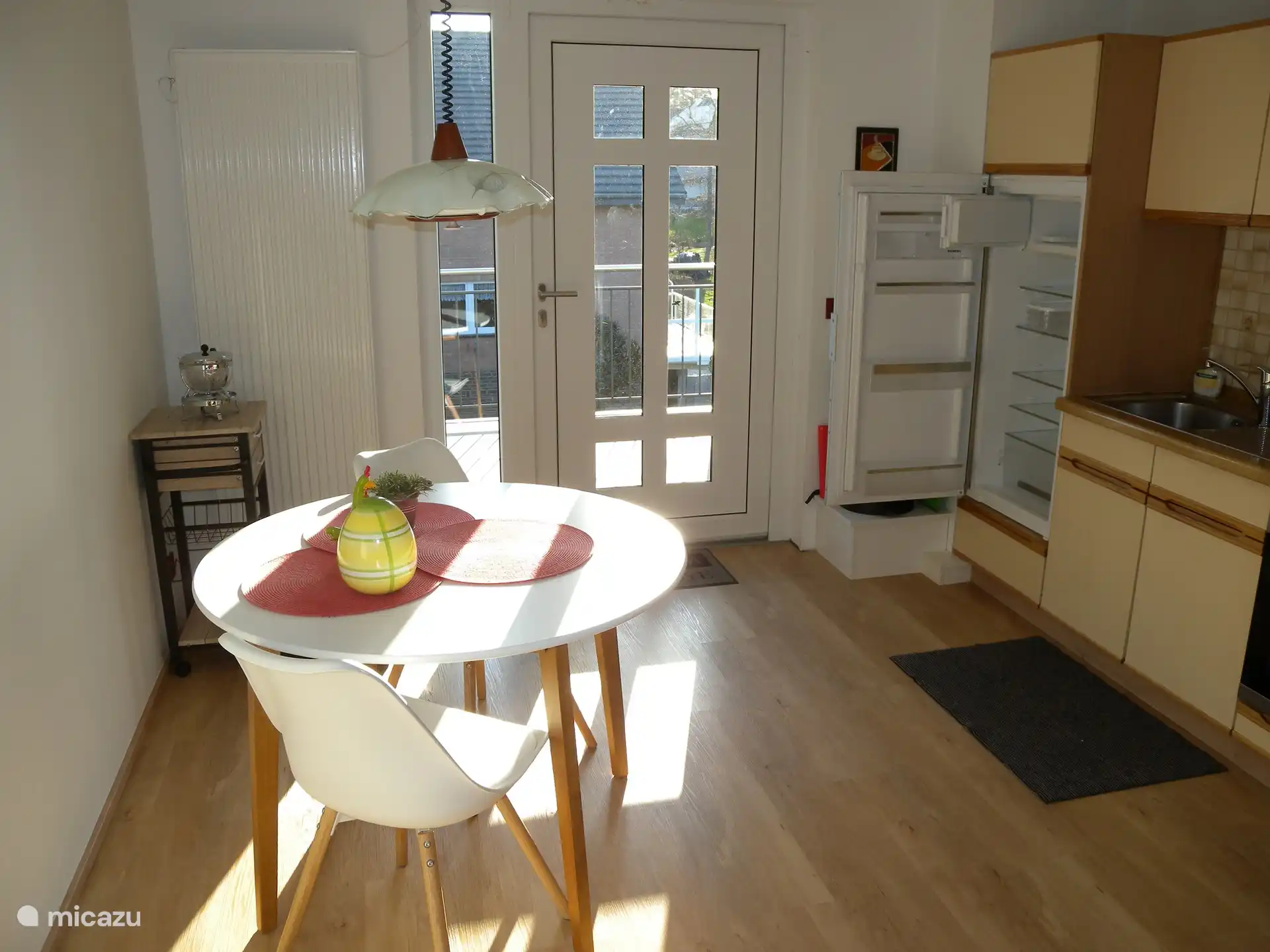 Bright kitchen with access to the terrace