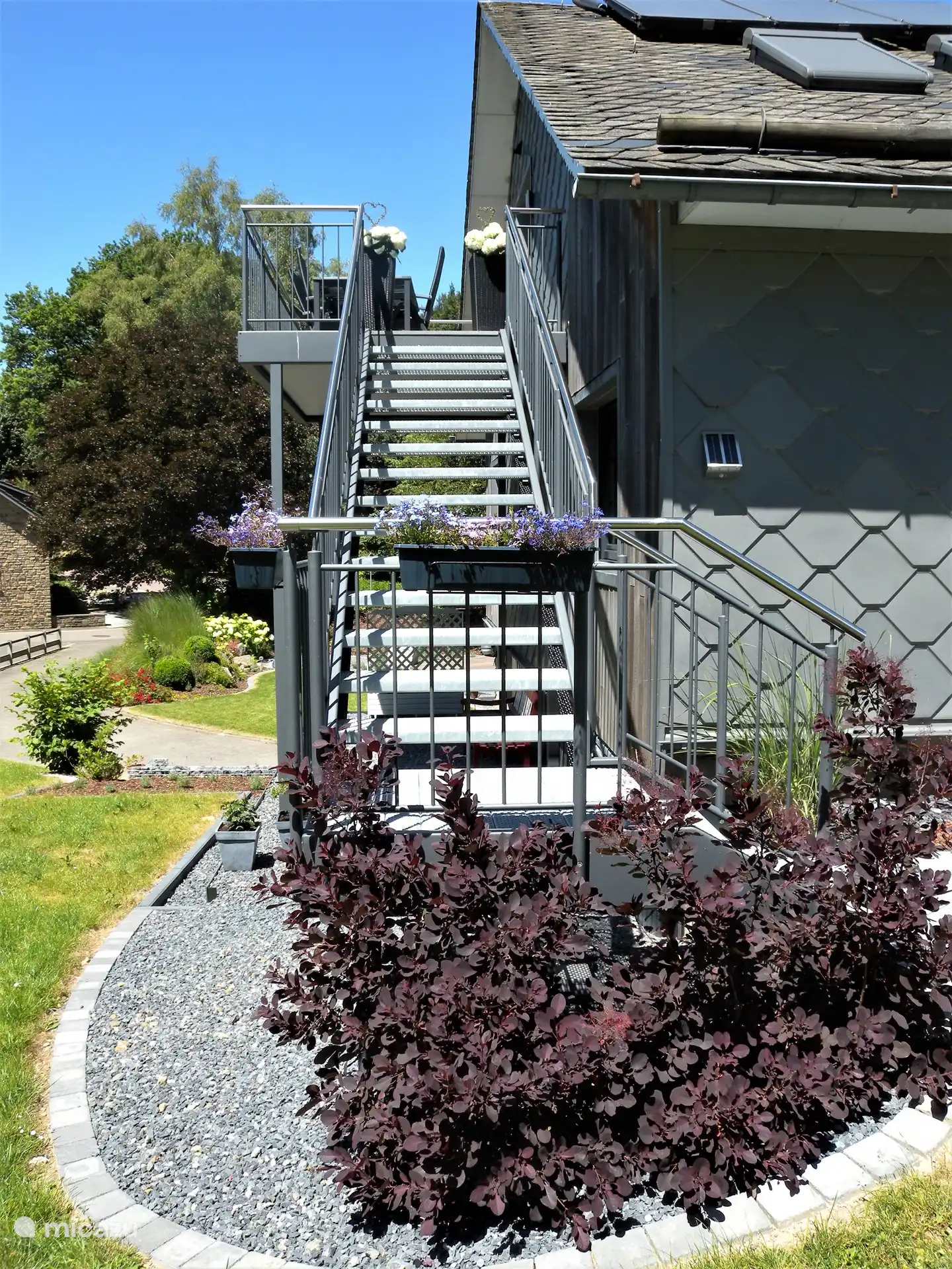 Entrance with staircase